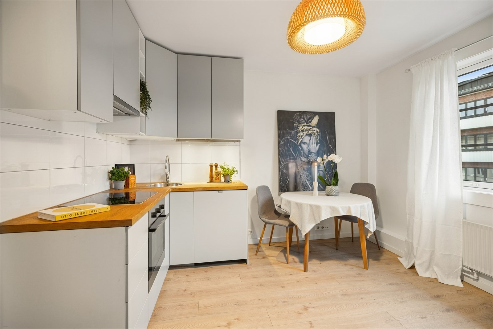 Kjøkken og stue i en åpen løsning. Galleribilde