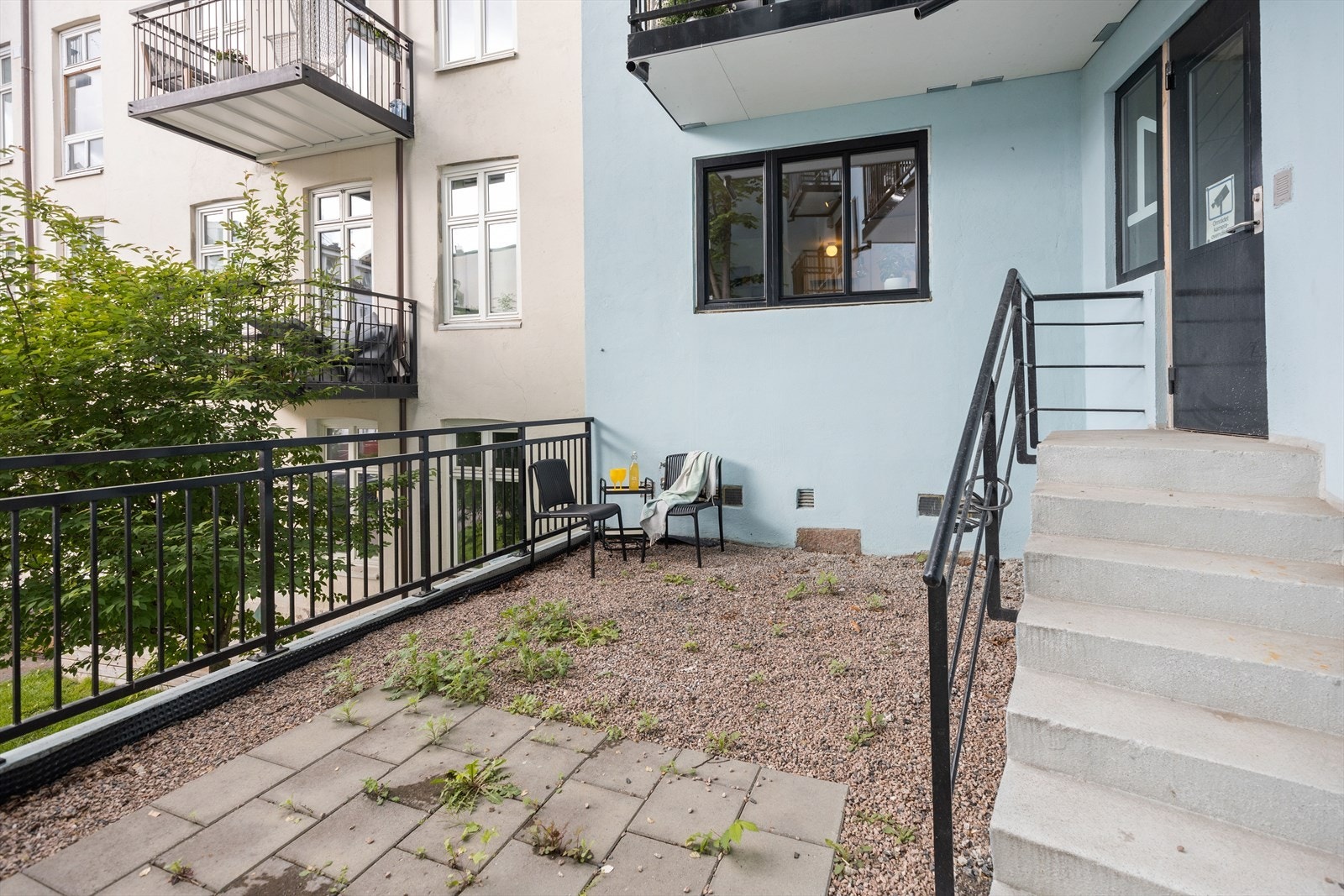 Felles bakgård. Galleribilde