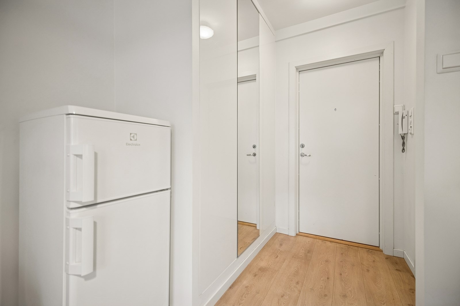 Praktisk garderobeskap med gode oppbevaringsmuligheter. Galleribilde