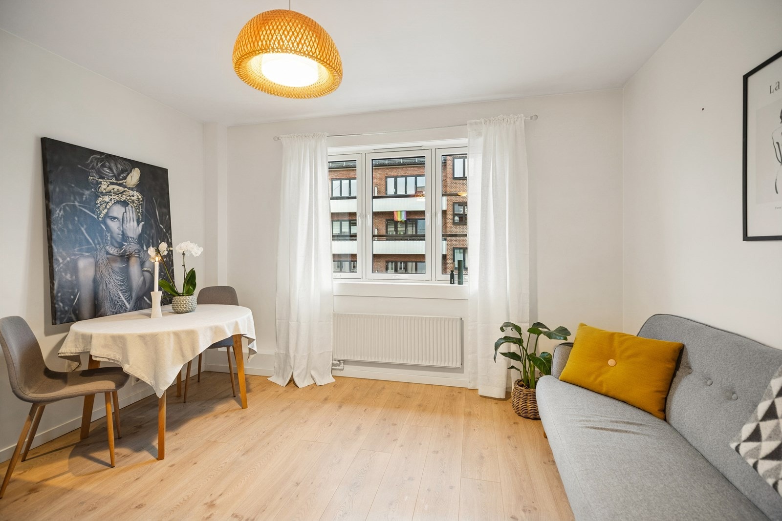 Boligen er holdt i lyse toner og ligge vendt mot sidegate. Galleribilde