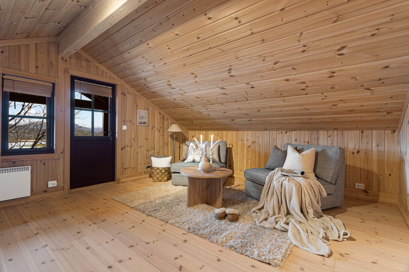 Loftstuen er perfekt som ekstra lekerom til barna, eller som en plass man kan trekke seg tilbake til med en god bok Galleribilde