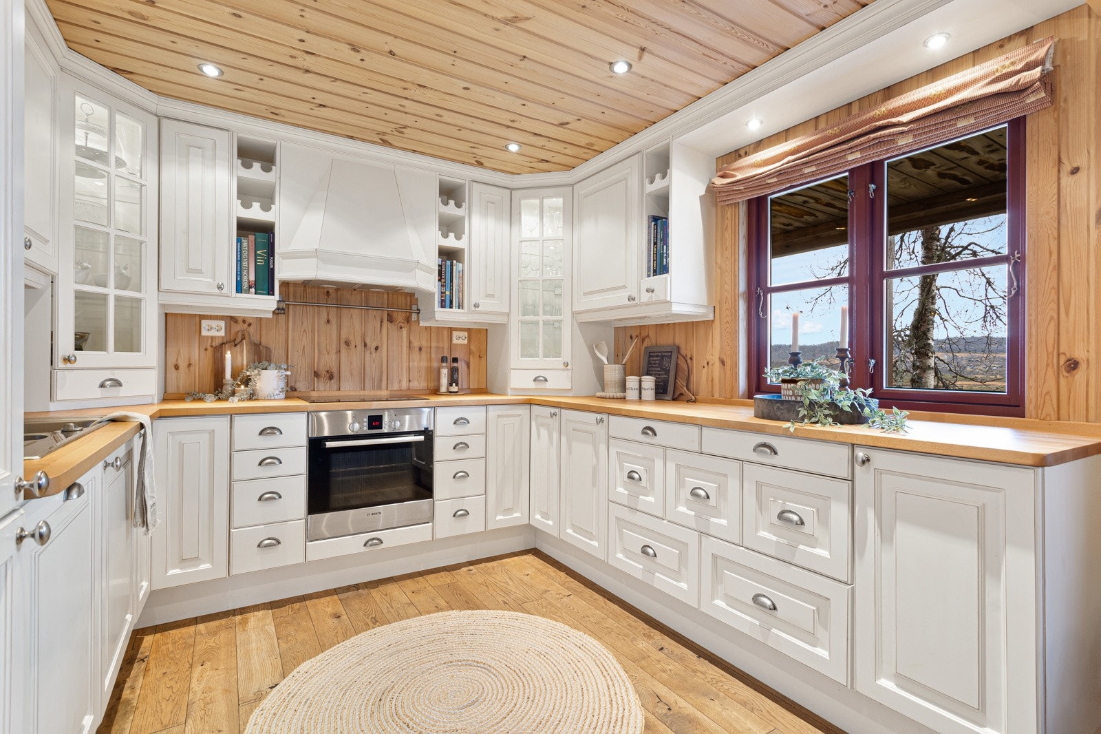 Her er det mye oppbevaringsplass i skuffer og skap, samt gode arbeidsflater Galleribilde