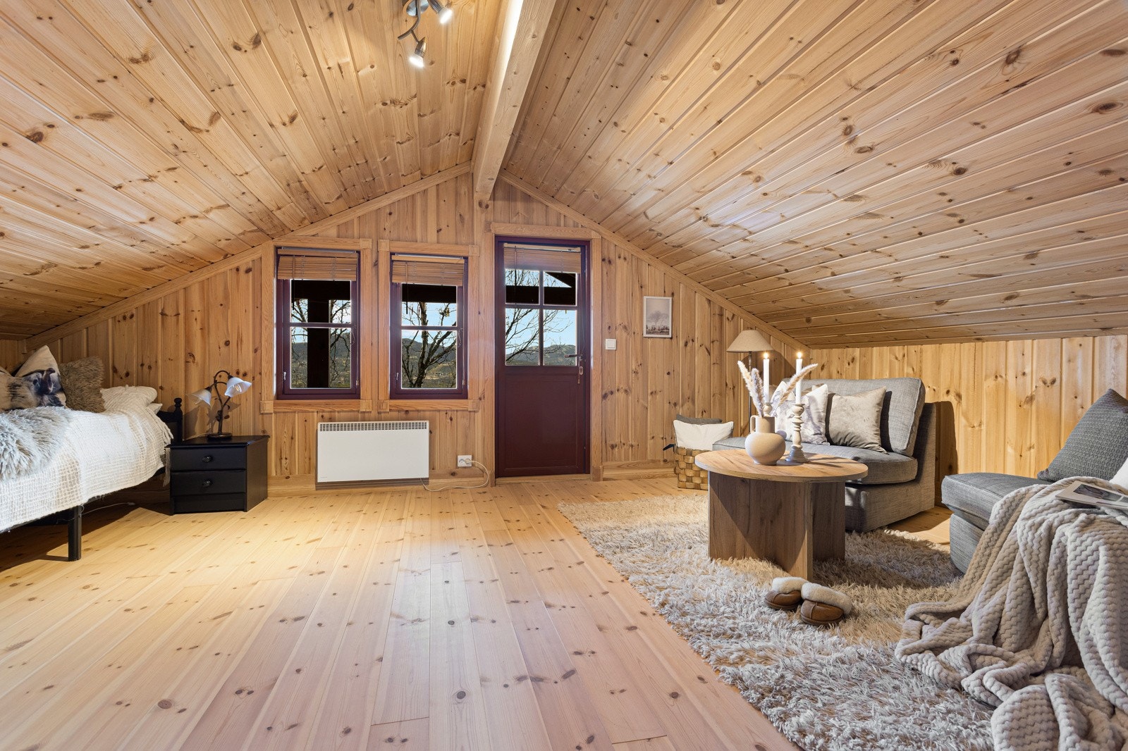 I 2. etasje finner du en hyggelig loftstue med plass til sofagruppe og tilhørende møblement. Galleribilde