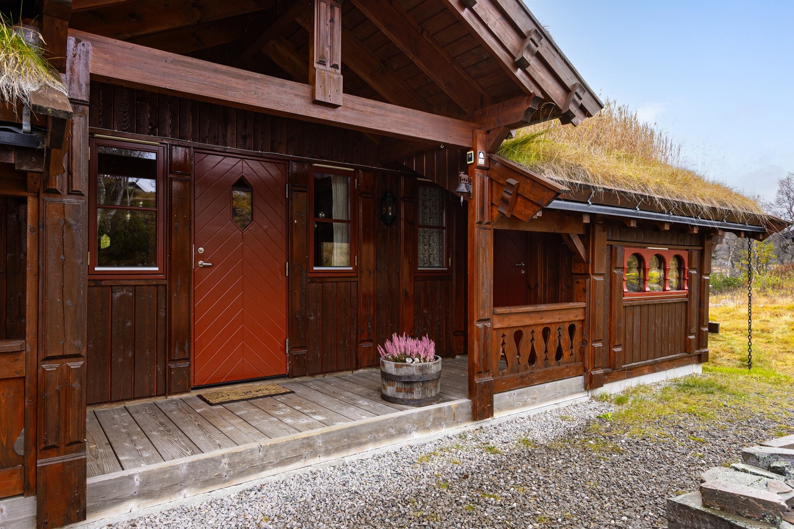Man ankommer hytta via et praktisk, overbygget inngangsparti. Velkommen inn! Galleribilde