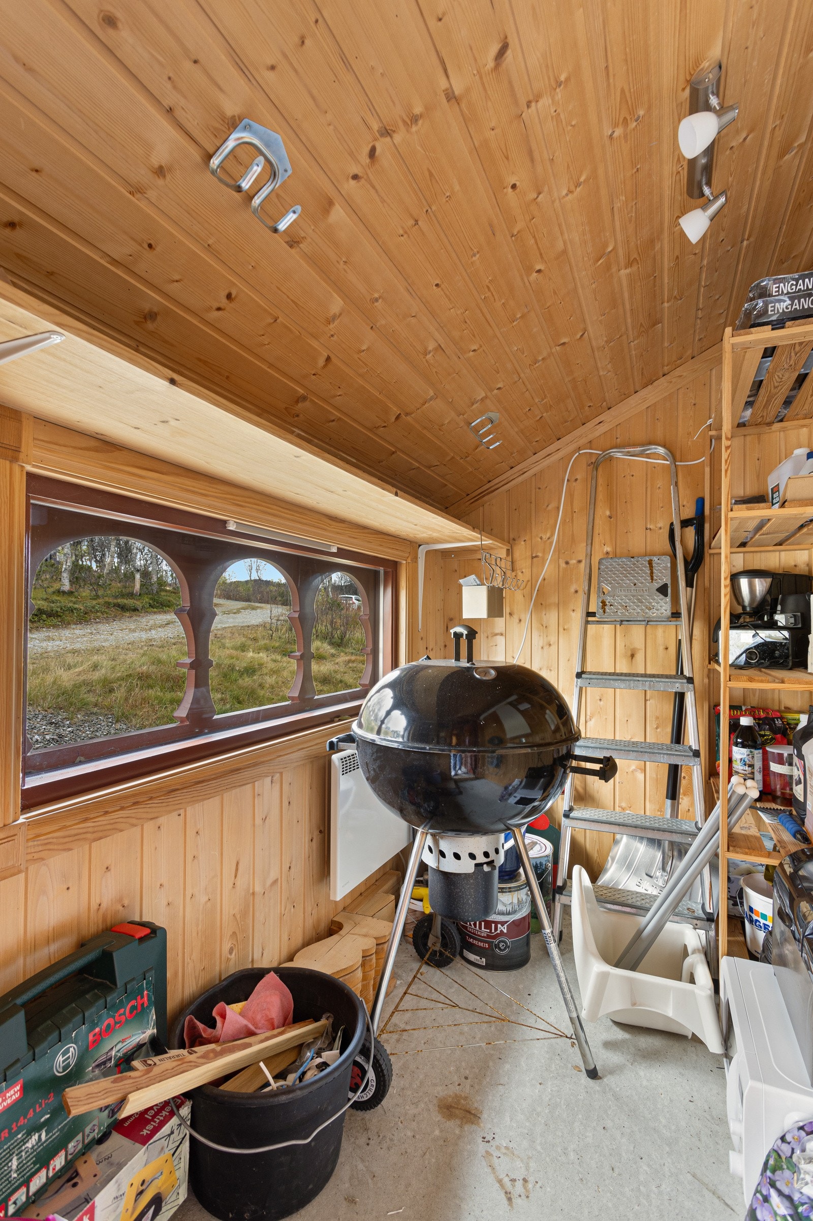 Hytta har to utvendige boder med god plass til lagring av ski, ved og utstyr Galleribilde