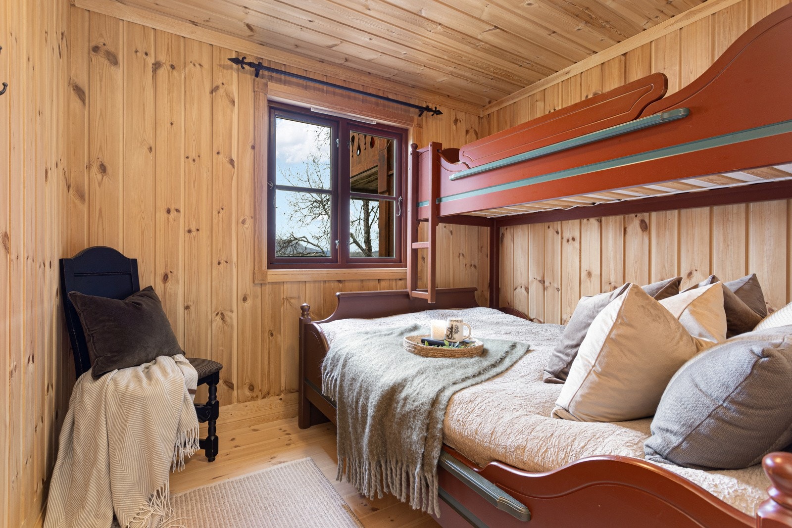 Soverom II i 1. etasje er innredet med familiekøye Galleribilde