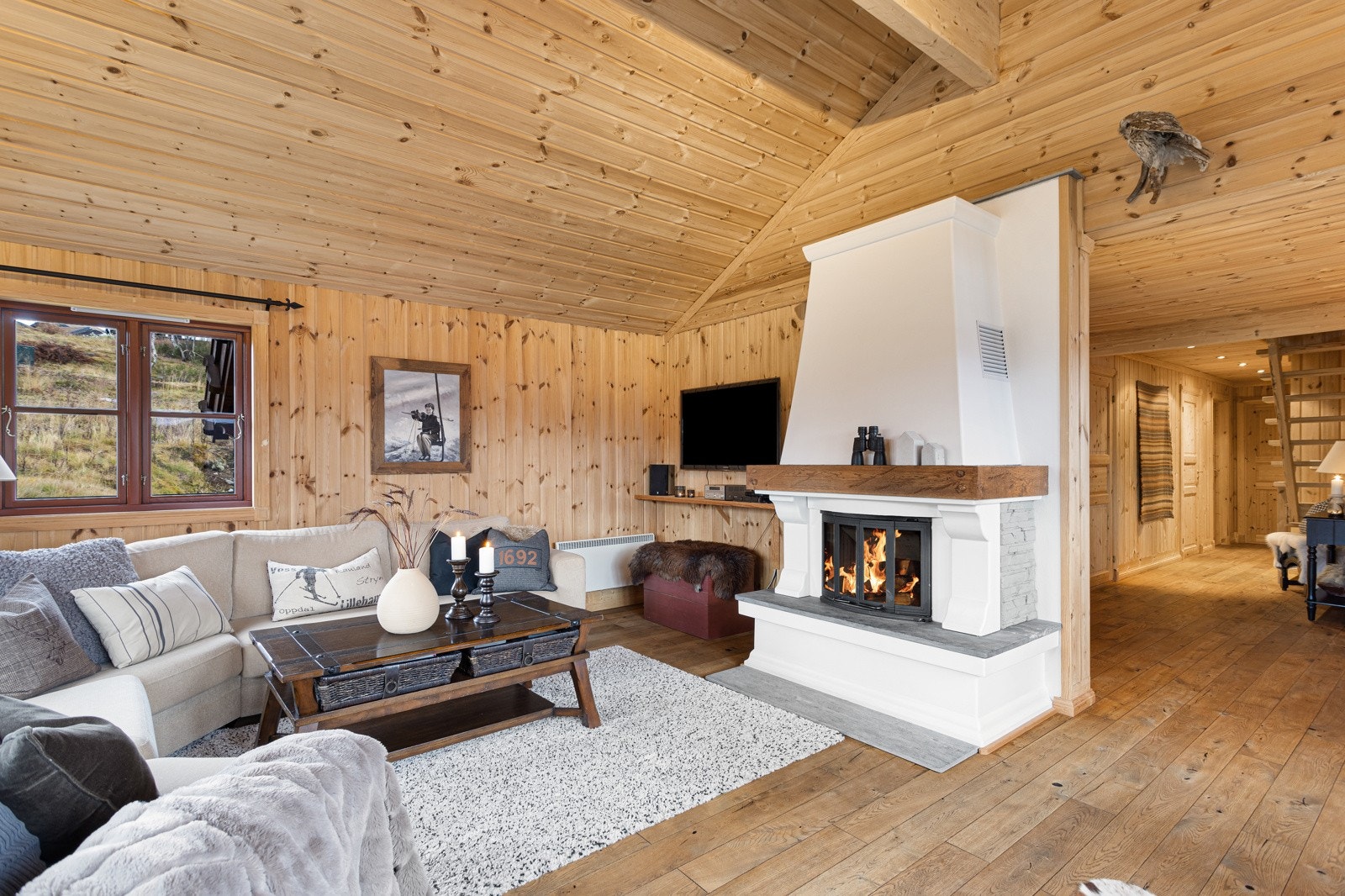 Her er hyttefølelsen godt bevart gjennom tidløse materialvalg, med panel på vegg og lune tregulv Galleribilde