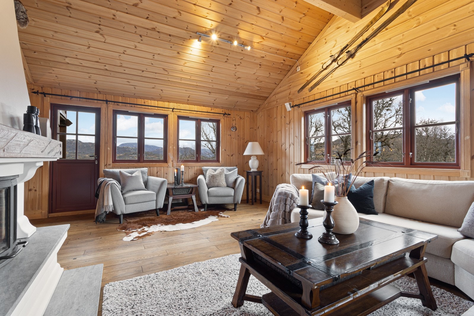 Takhøyden og flere vindusflater sørger for en åpen og behagelig romfølelse Galleribilde