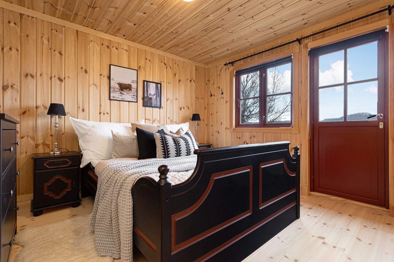 Hytta har totalt 4 soverom av god størrelse. Hovedsoverommet ligger i 1. etasje og er innredet med dobbeltseng. Herfra er det dør ut til terrasse med nydelig utsikt! Galleribilde