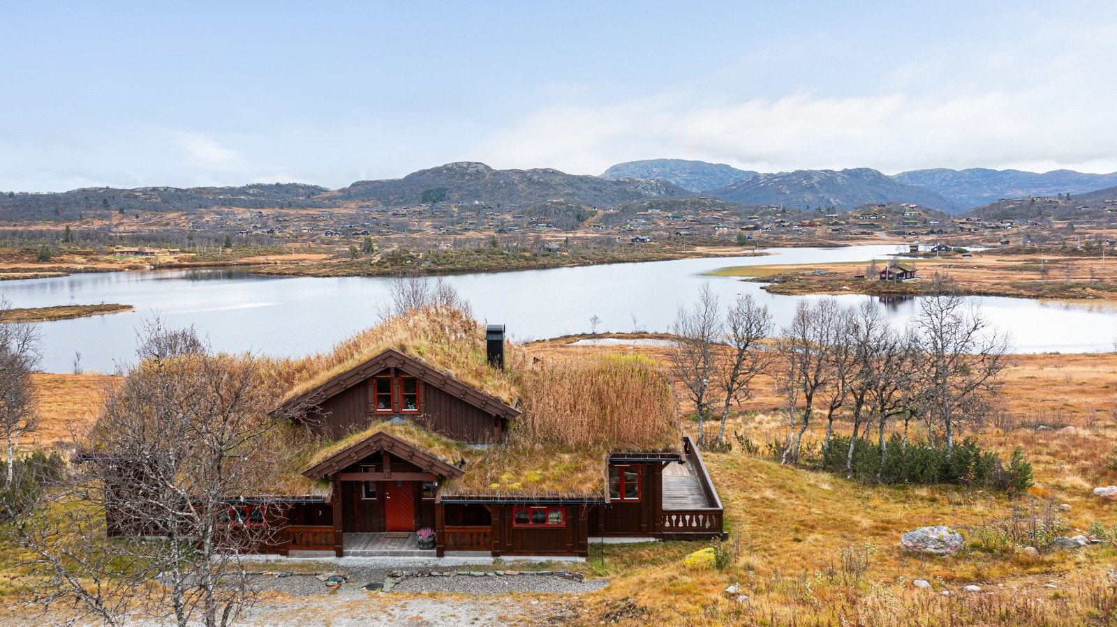 Hytta har en fantastisk beliggenhet med de flotteste, preparerte langrennsløypene i umiddelbar nærhet, samt kort gange til fiskevann, Vierli, Høgfjellshotellet og andre fasiliteter Galleribilde