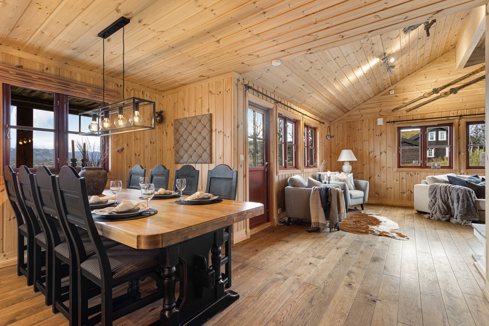 Rundt spisebordet er det god plass til å samle venner og familie Galleribilde