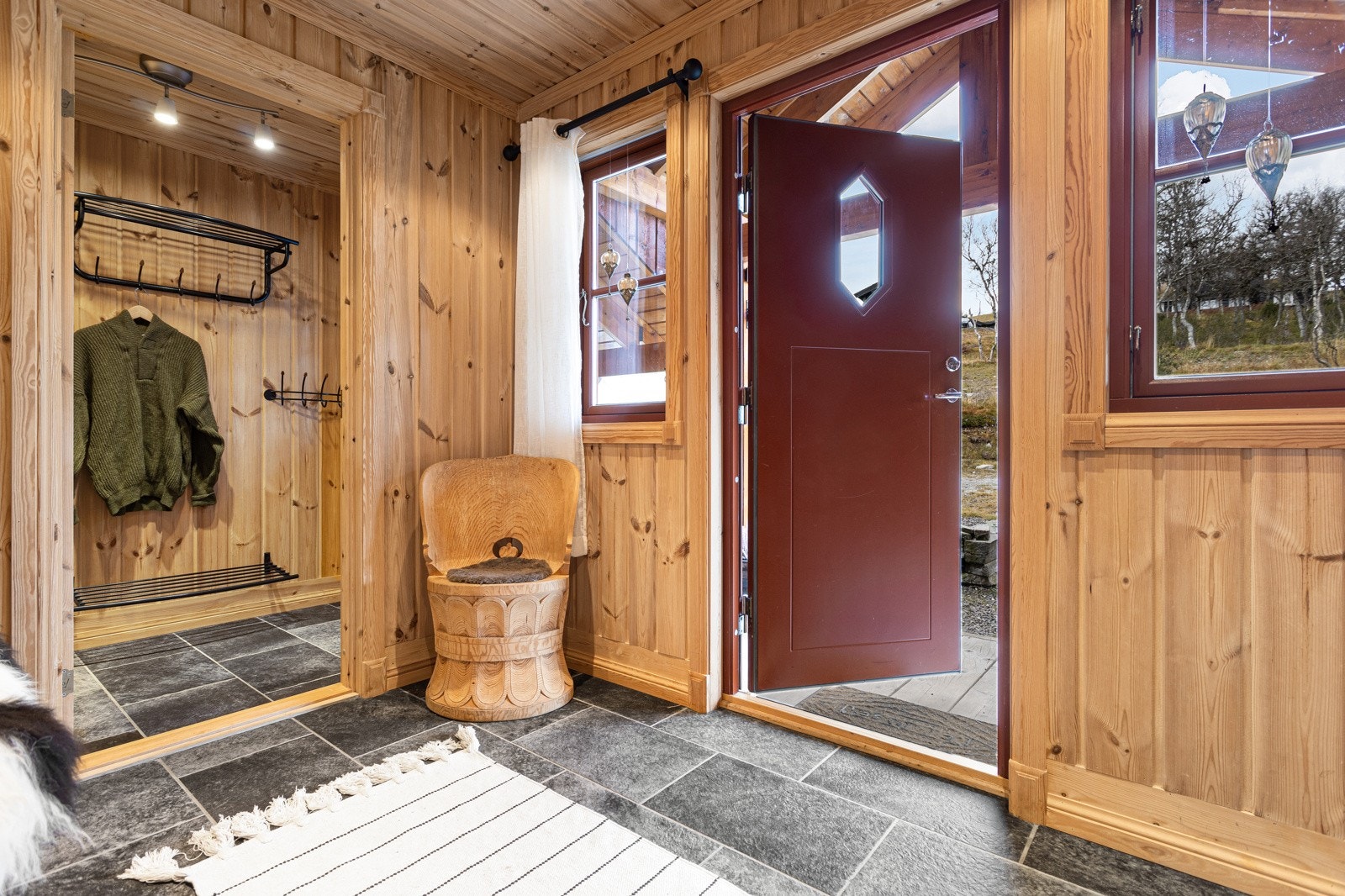 Hytta har en meget romslig og innbydende entré. Fra entreen er det inngang til et garderoberom med god plass til å henge opp klær og sko Galleribilde
