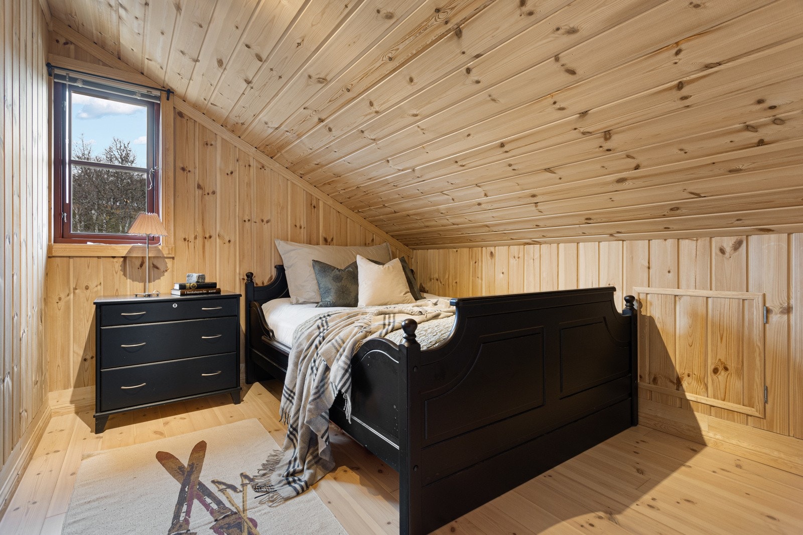 Soverom IV er innredet med dobbeltseng og har god plass til tilhørende møblement Galleribilde