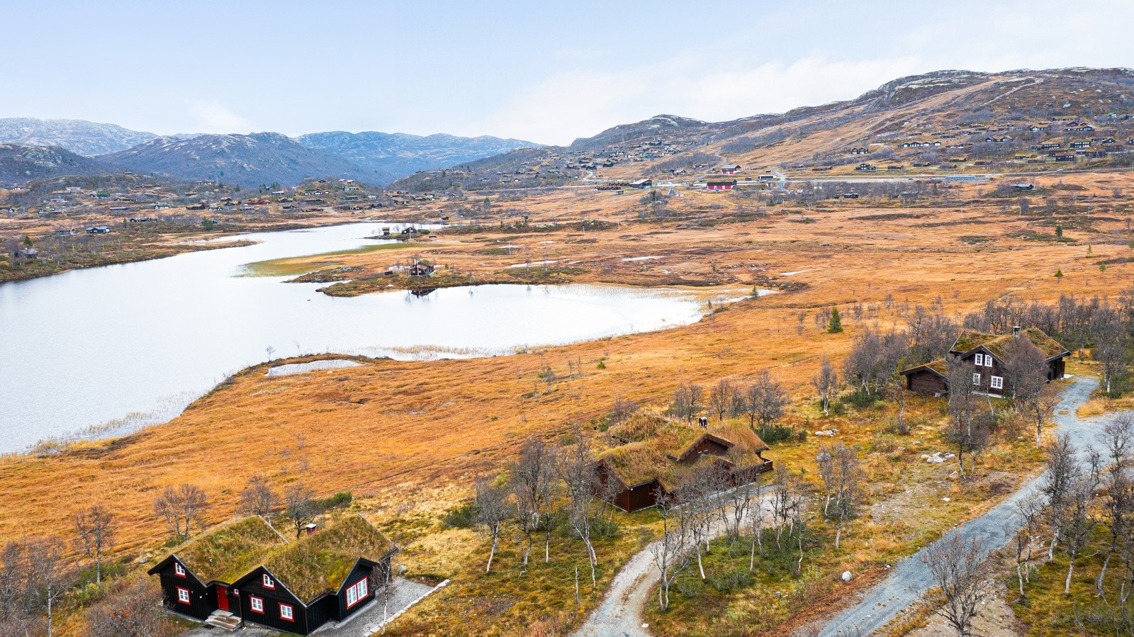 Hytta ligger høyt i terrenget mellom Rauland Høgfjellshotell og Vierli Galleribilde