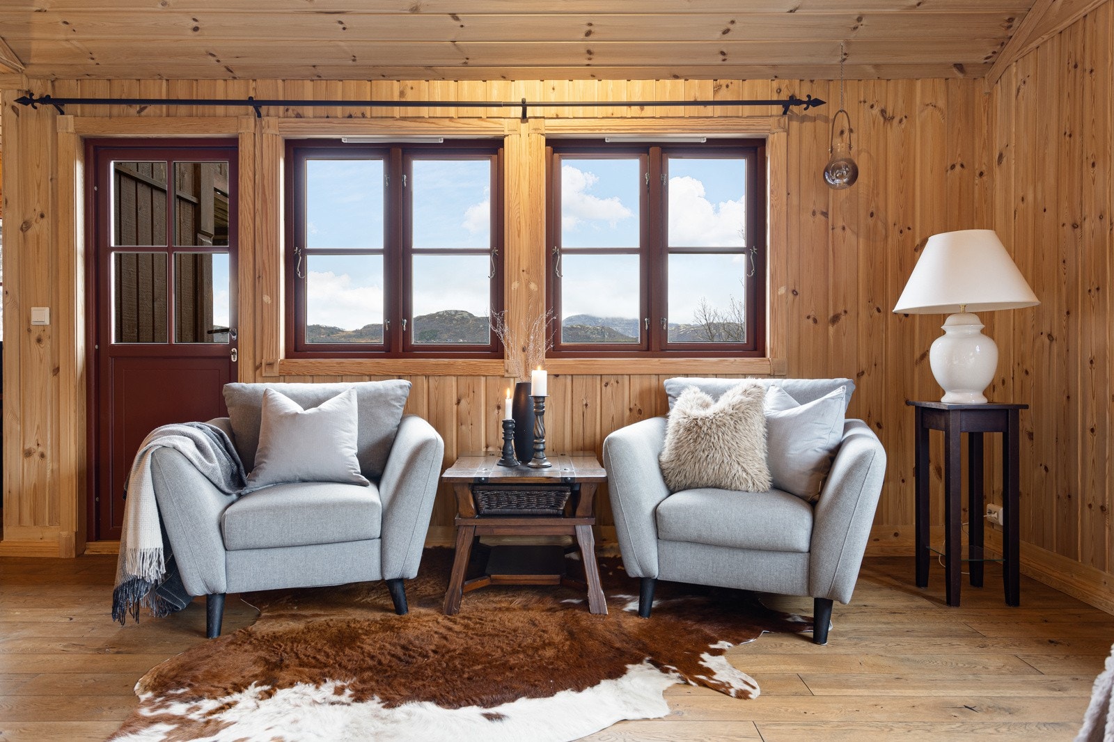 Fra rommet er det også utgang til en romslig og solrik terrasse som er delvis overbygget for å kunne nytes til alle årstider Galleribilde