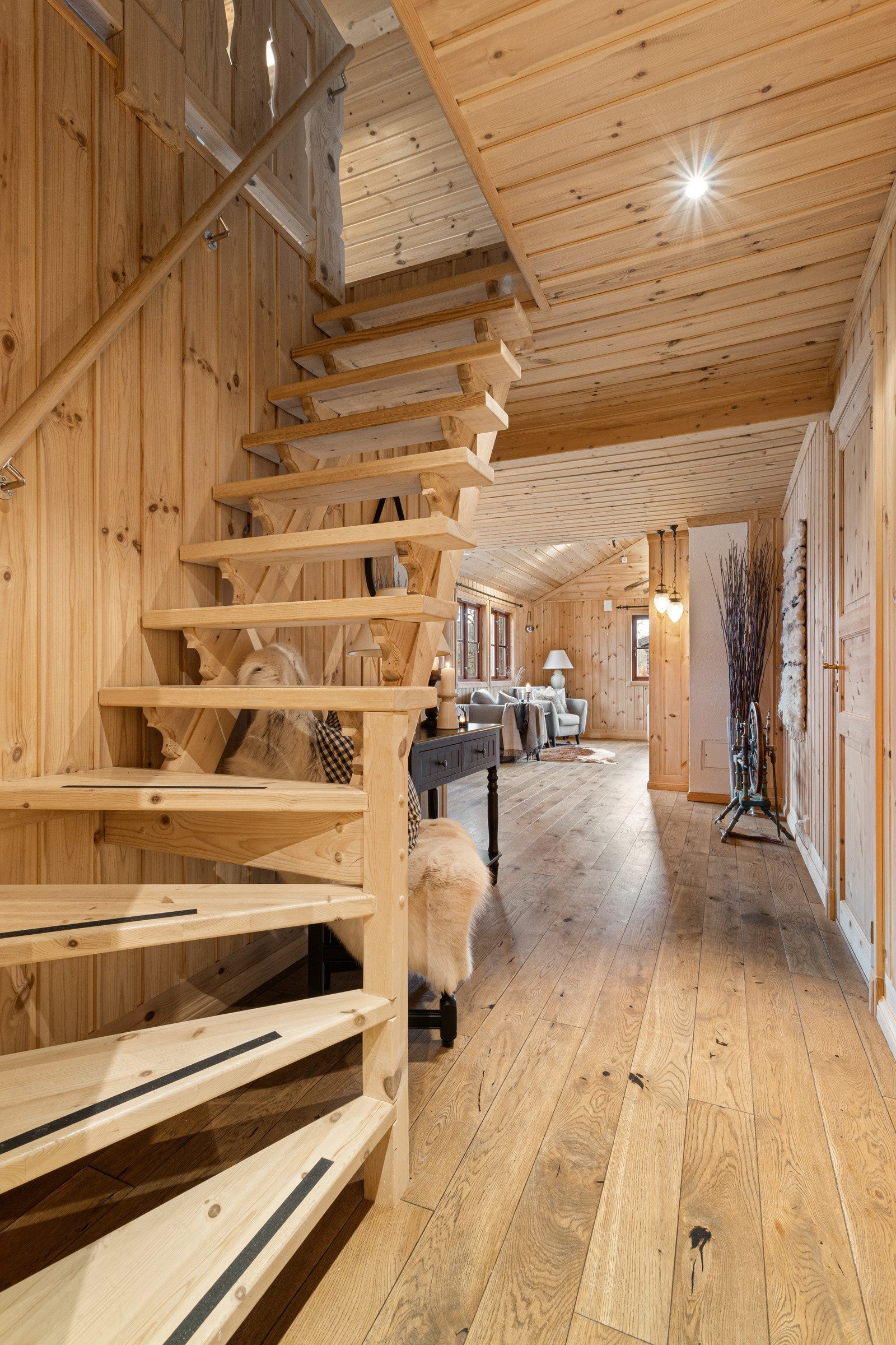 Fra hallen er det trapp opp til 2. etasje som inneholder loftstue og 2 soverom Galleribilde