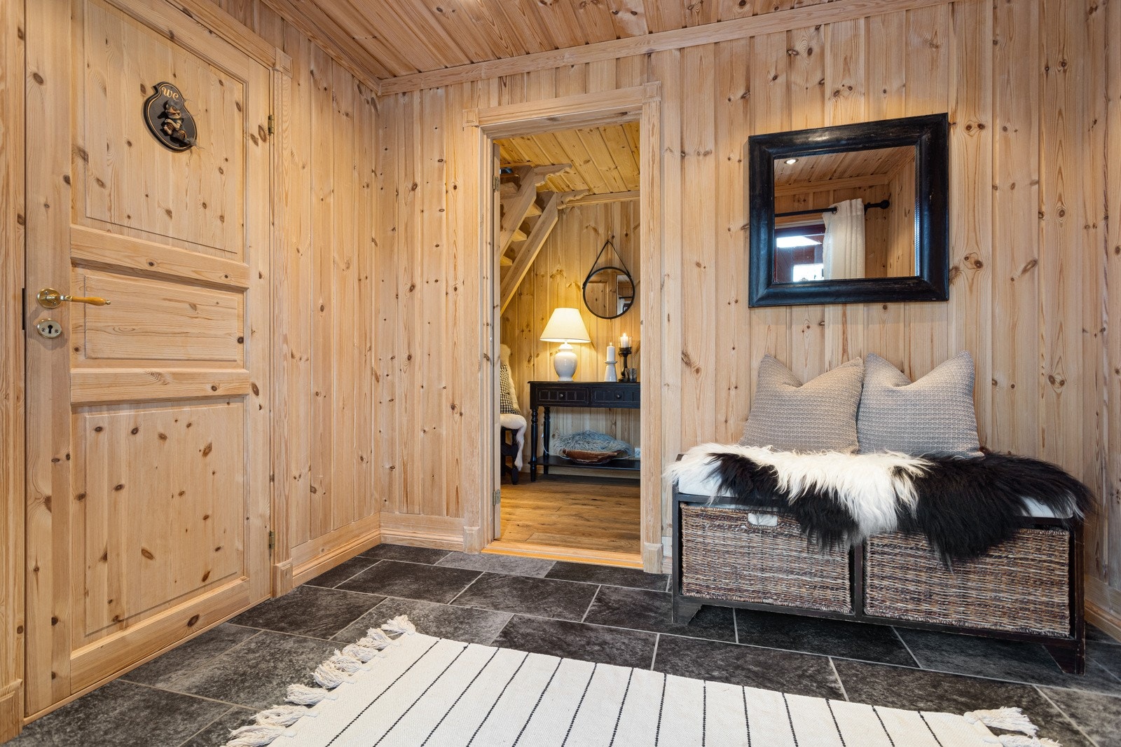 Fra entréen er det også direkte adkomst inn til toalettrommet som har robuste fliser slik at man kan fare ut og inn med skisko Galleribilde