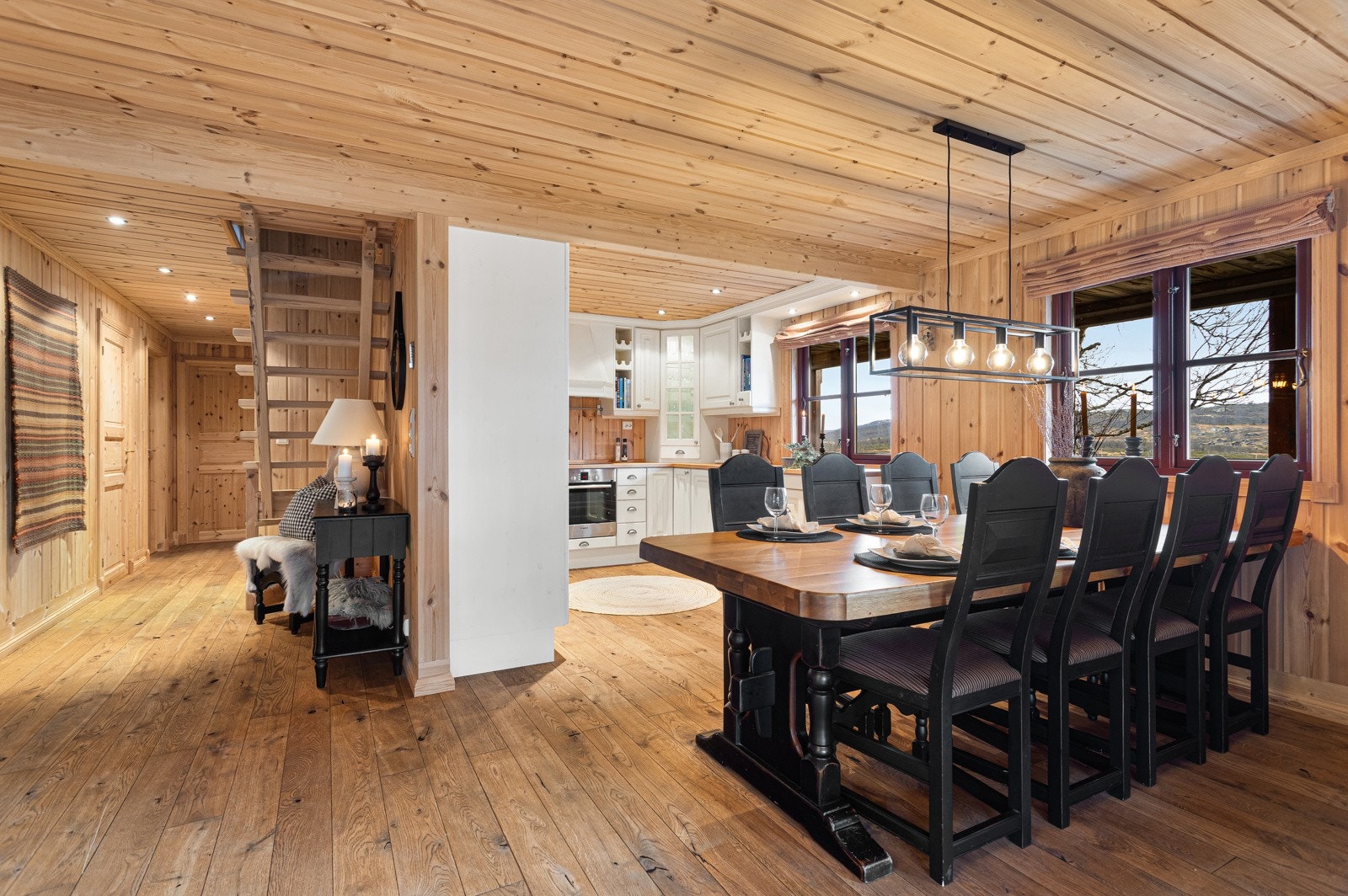 Her kan man lage god mat, samtidig som man kan holde gjestene med selskap Galleribilde