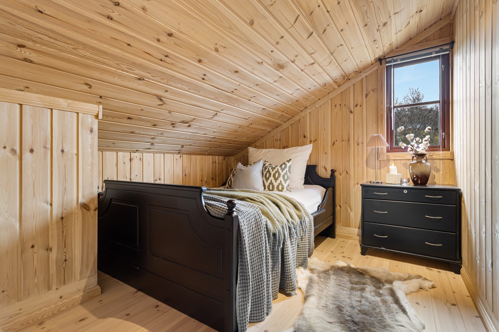 Soverom III er innredet med dobbeltseng og har god plass til tilhørende møblement Galleribilde