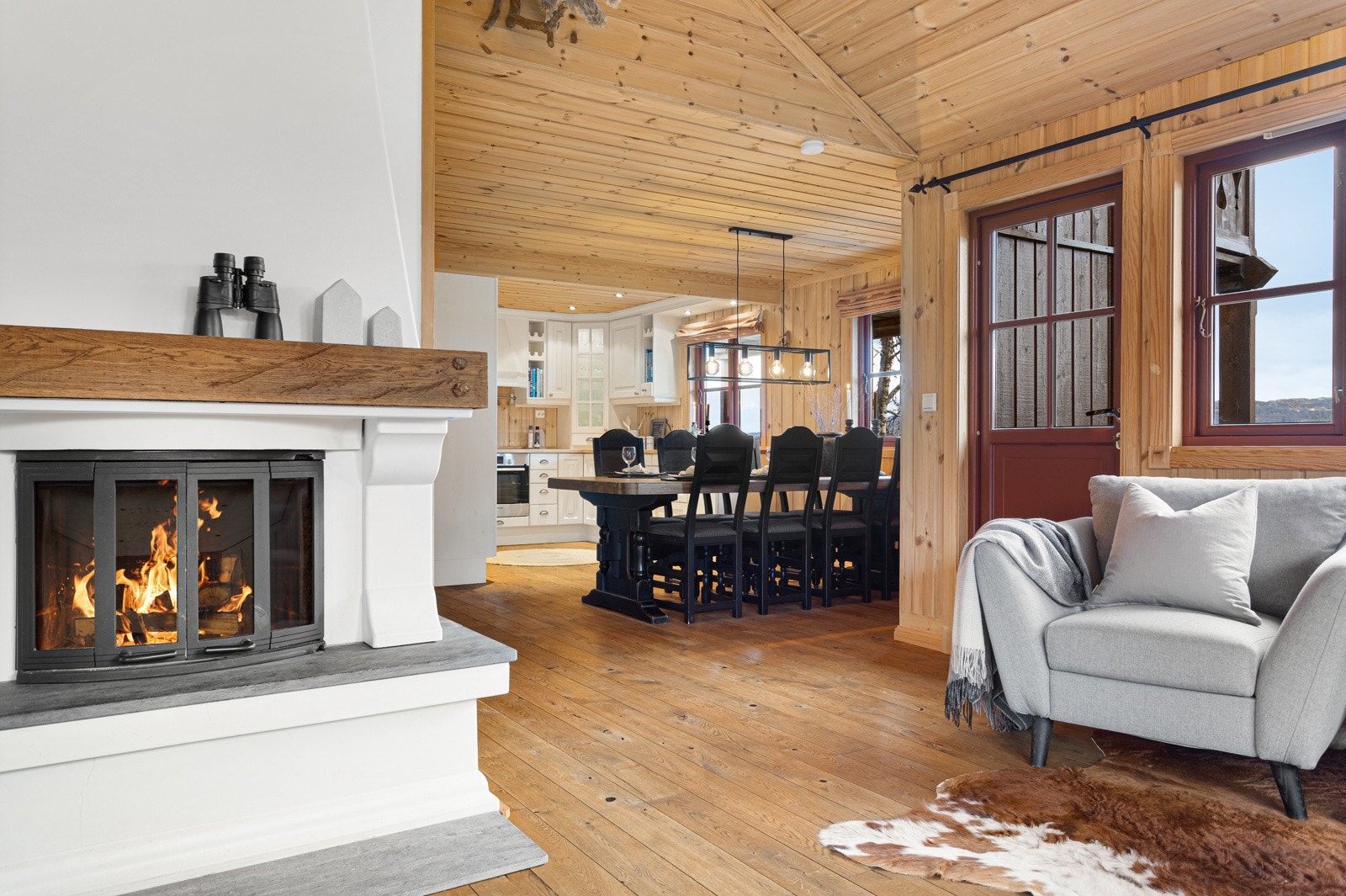 Sentralt i rommet står en effektiv peisovn Galleribilde