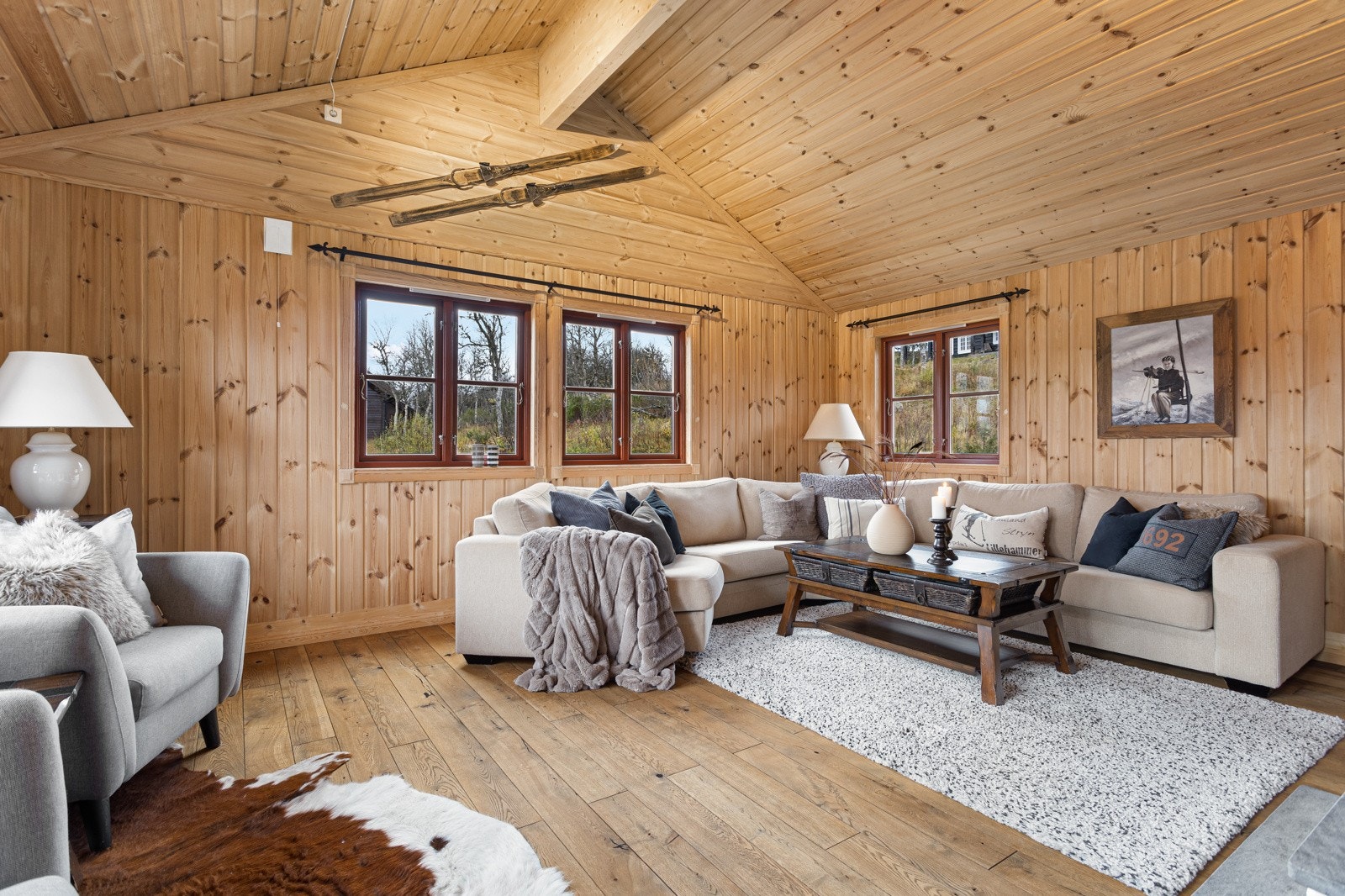 Hytta har en flott stue- og spisestuedel - her har man åpen løsning samtidig som at de ulike avdelingene ligger i egne soner Galleribilde