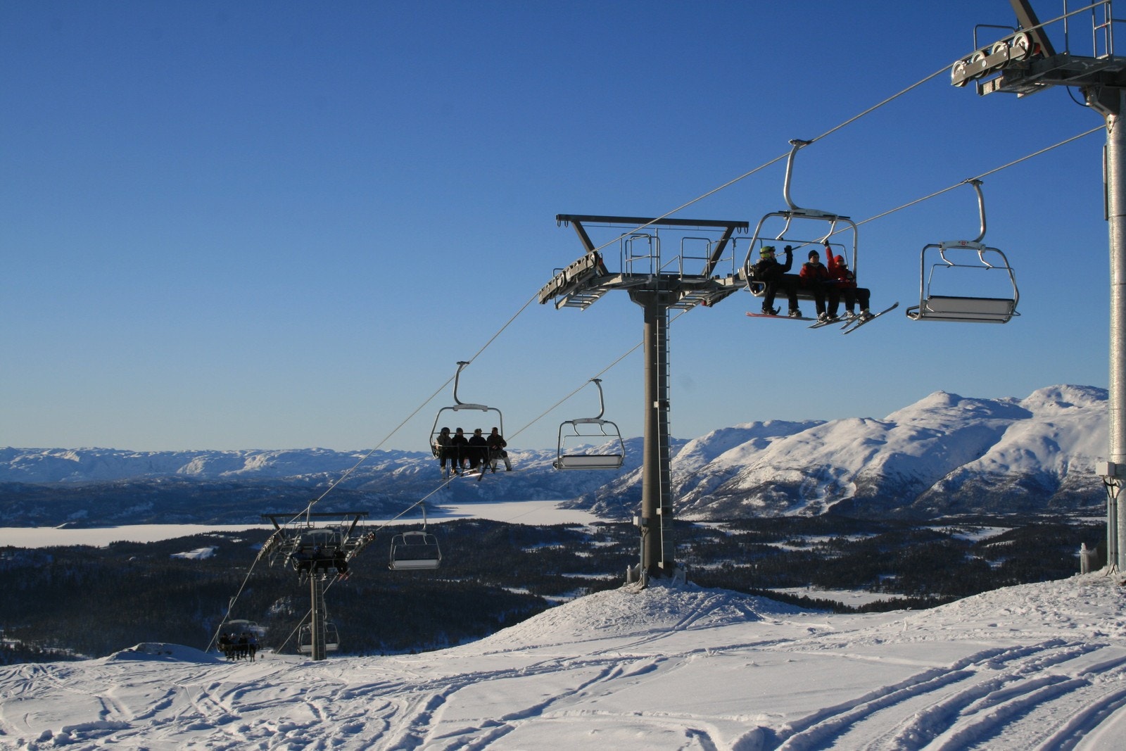 Vinterstid kan Rauland skisenter skilte med hele 11 heiser og 25 nedfarter, kun 5 minutter unna. Gratis skibuss fra hovedveien til Rauland Skisenter med flere avganger daglig Galleribilde