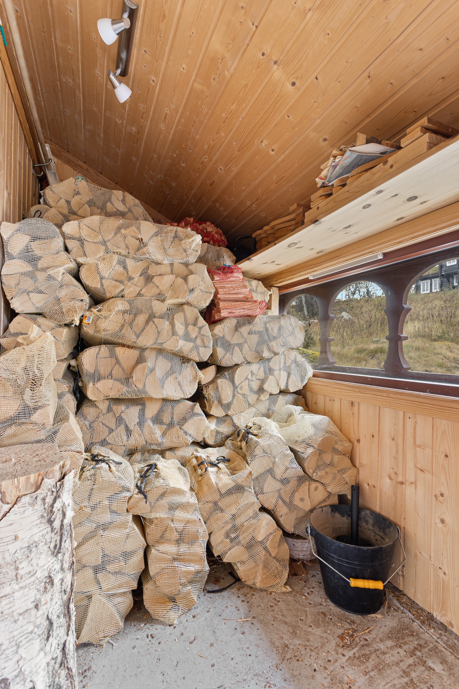 Her har man enkel adkomst og kan gå tørrskodd ut fra hytta for å hente ved Galleribilde
