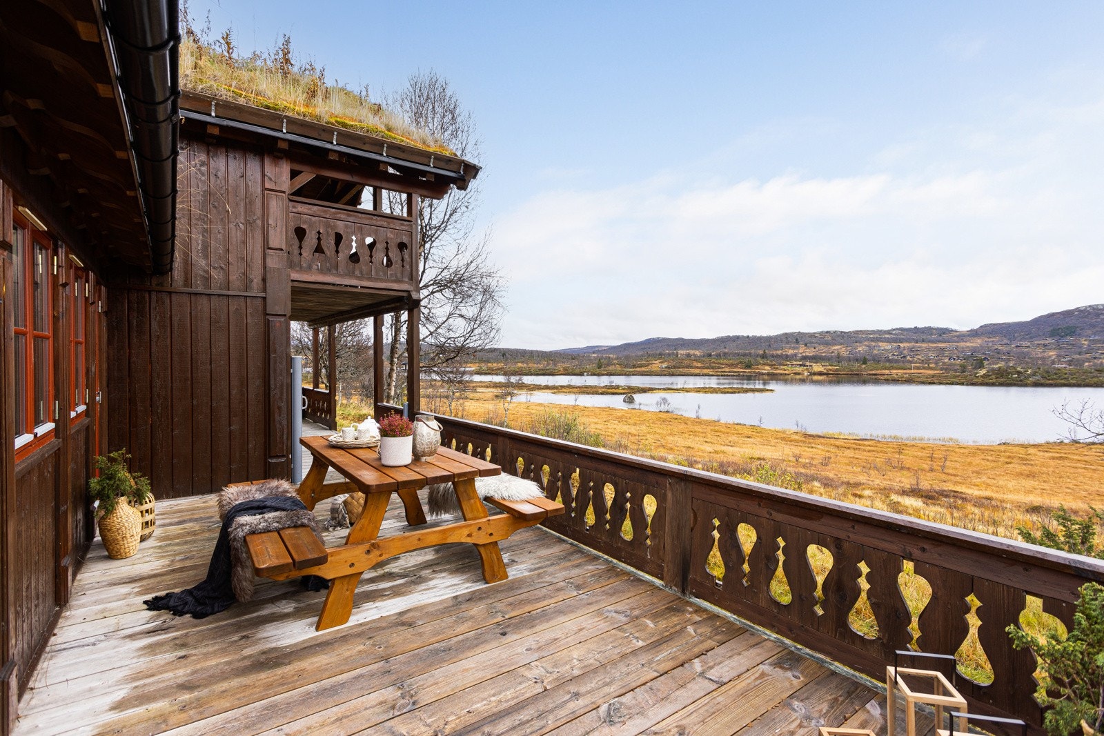 Hyttas høytliggende plassering i terrenget gjør at ingen foranliggende hytter skjermer for utsikten Galleribilde