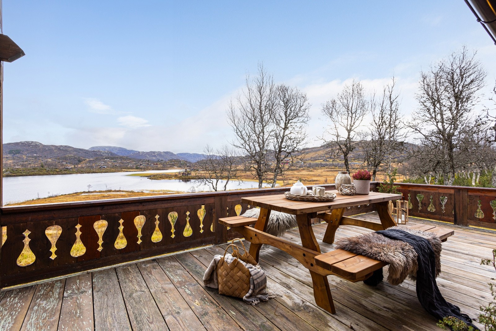 Tomten er på over 1,1 mål og ligger 960 meter over havet og har fri utsikt over naturen, Vierli, fjellene og Uvatn Galleribilde