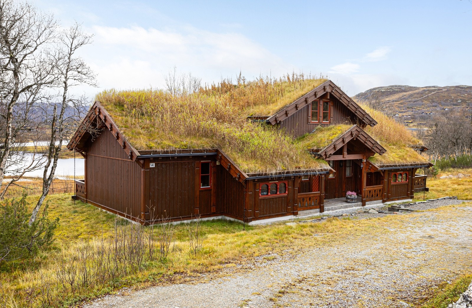 Hytta har bilvei helt frem og god plass til parkering i gårdsplass Galleribilde