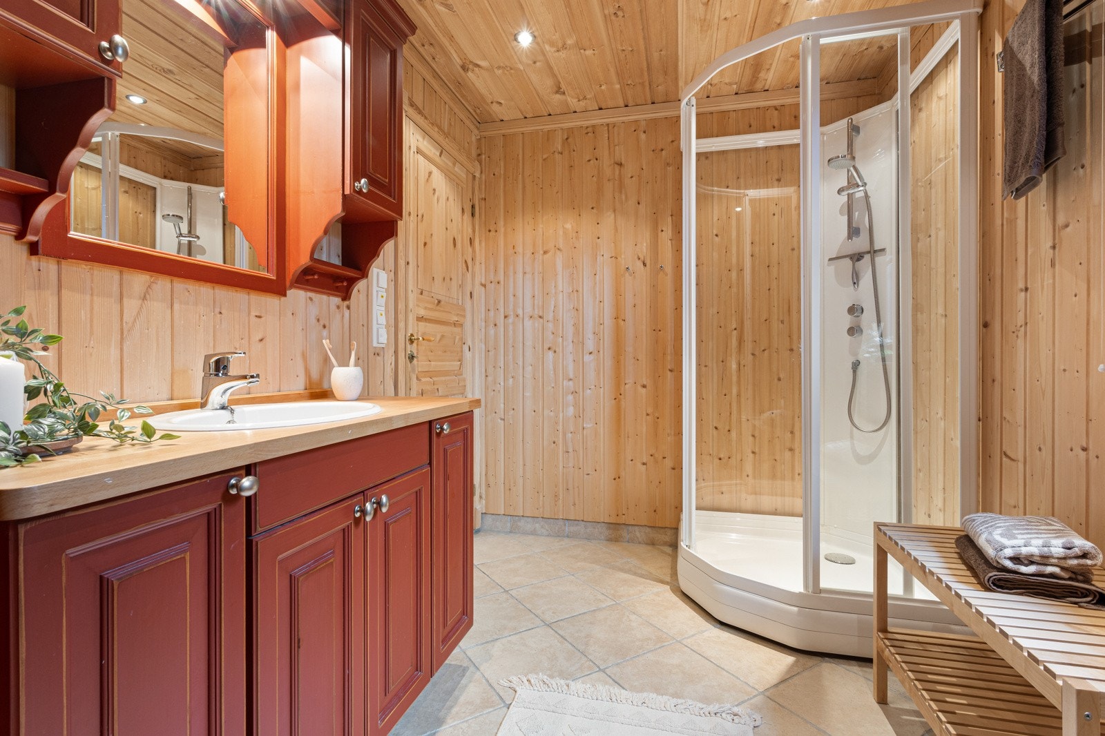 Romslig og pent bad i 1. etasje fullt utstyrt med flott dusjkabinett, servant i innredning og toalett Galleribilde