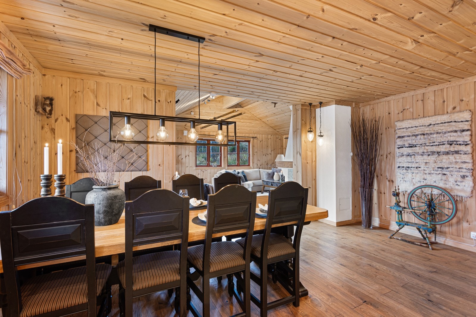 Åpen løsning mellom kjøkken og stue, skaper en sosial og hyggelig amtosfære Galleribilde