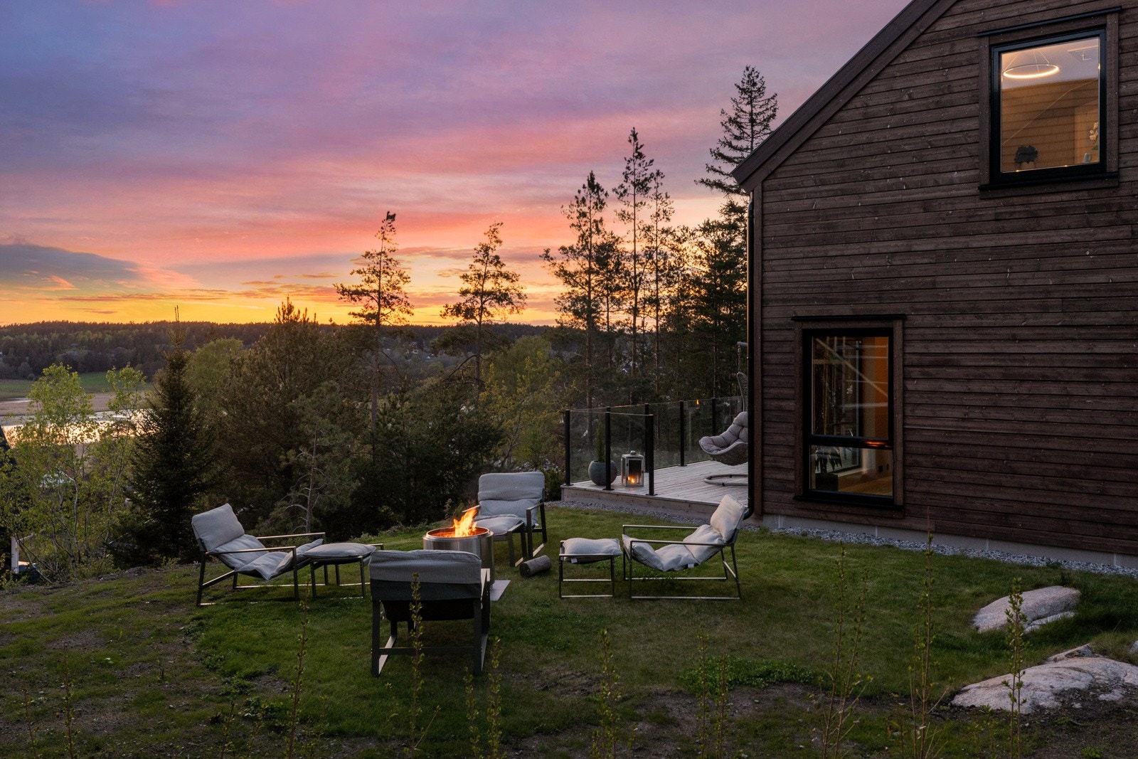 Ny opparbeidet plen med hekkbeplanting Galleribilde