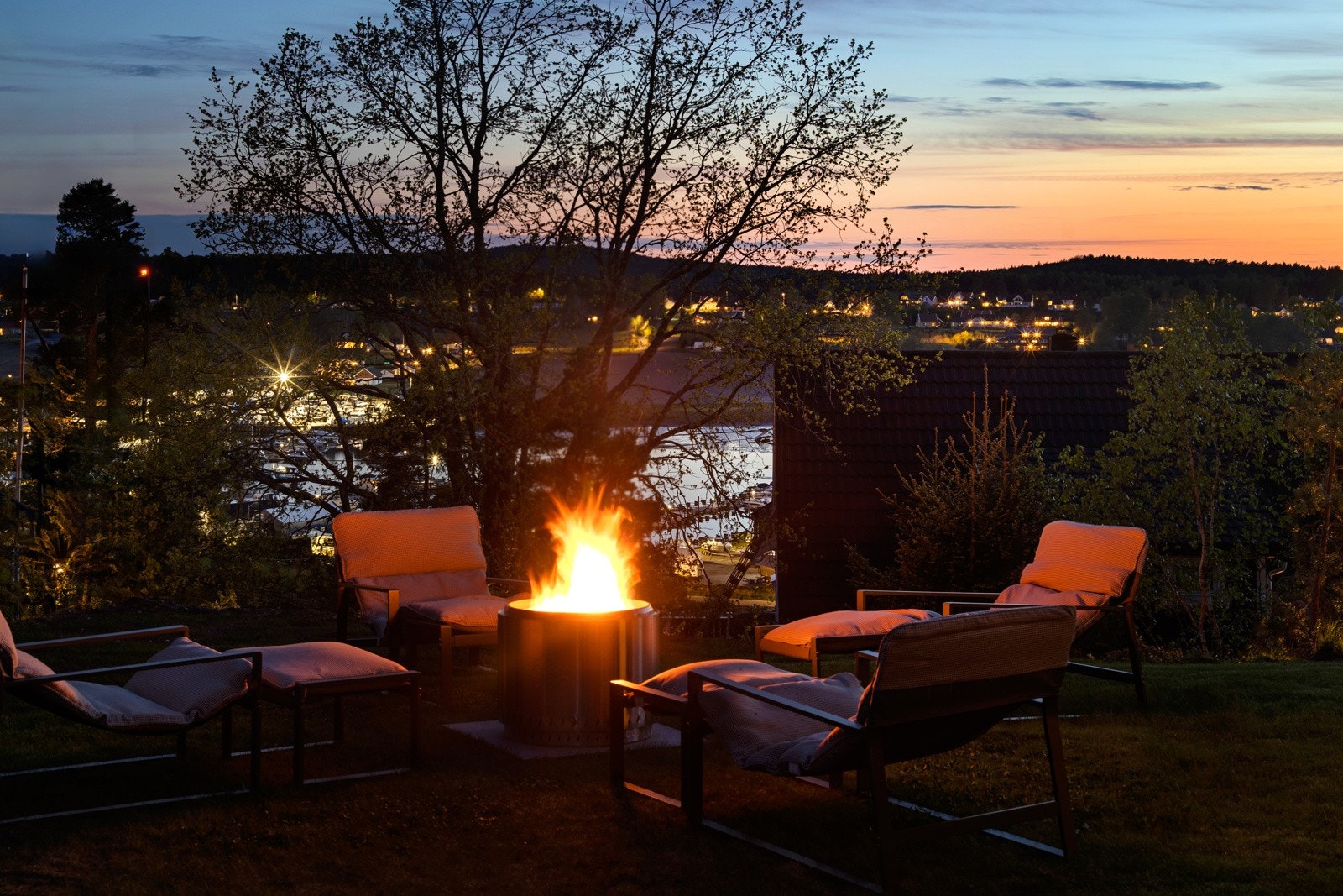 Utekos på kveldstid med nydelig kveldslys over horisonten Galleribilde