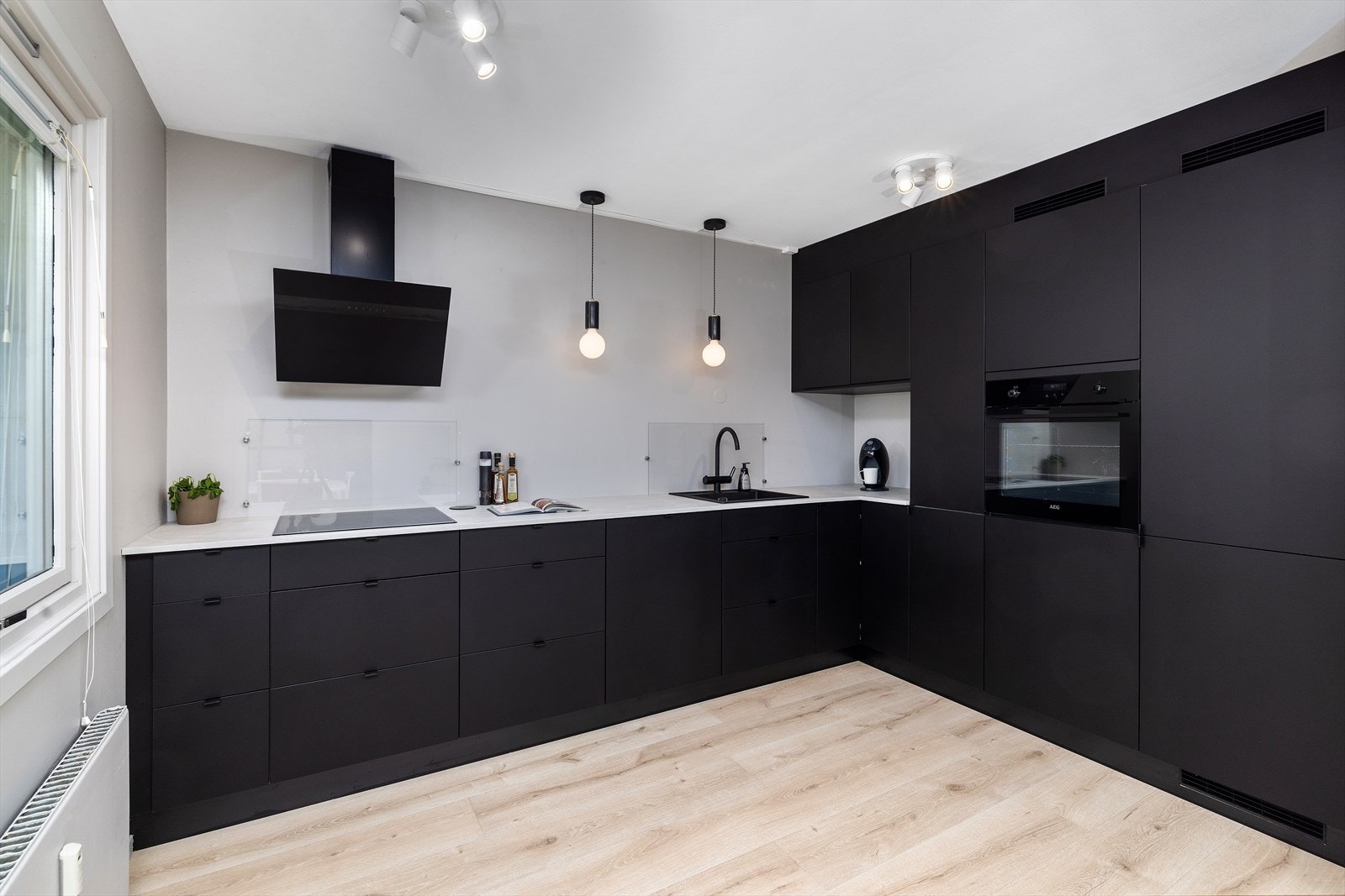 Integrerte hvitevarer som komfyr, oppvaskmaskin, kombiskap og induksjonsplatetopp Galleribilde