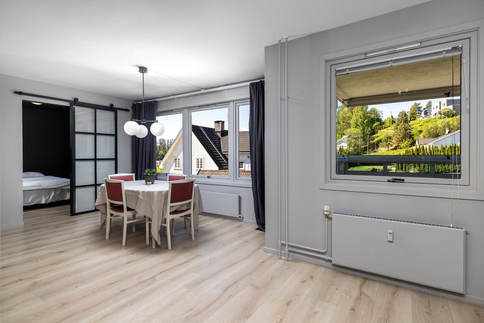 Fra stuen er det utgang til en innglasset balkong Galleribilde