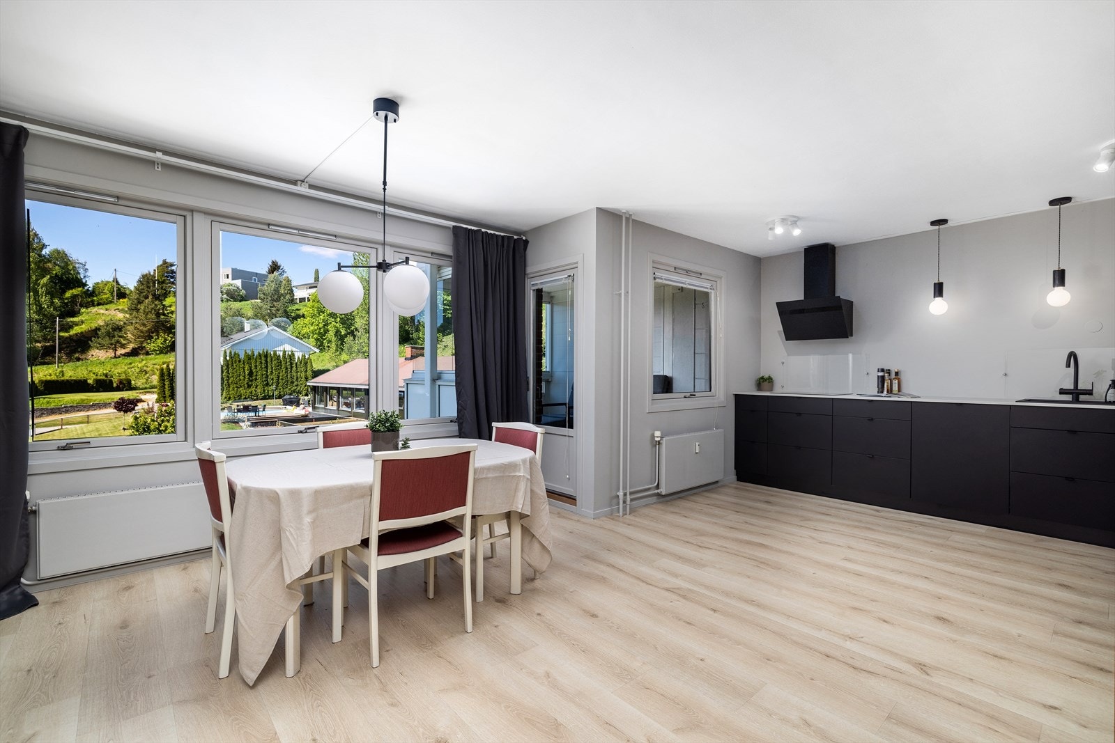 Delikate fargevalg og stor åpen stue- kjøkkenløsning Galleribilde