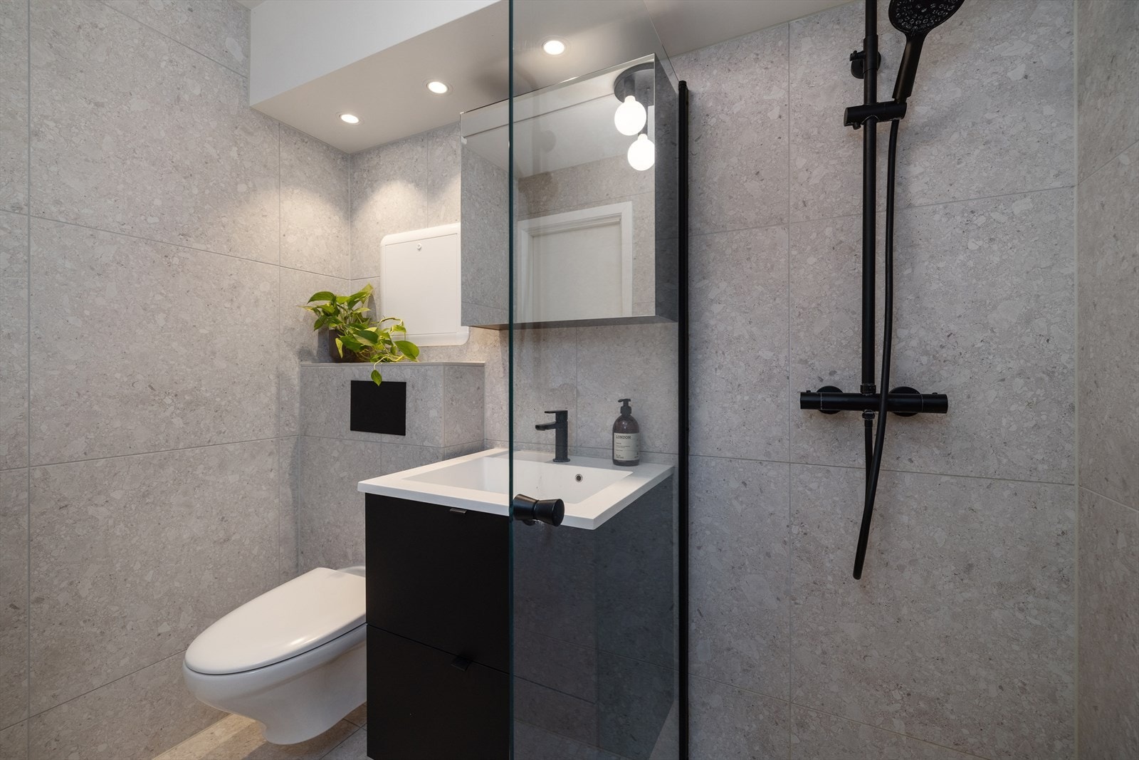 Delikat, flislagt bad med varmekabler i gulv Galleribilde