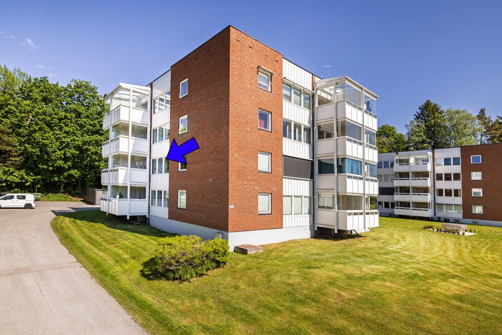 Borettslaget har en flott opparbeidet tomt med asfalterte internveier, plen og gode solforhold Galleribilde