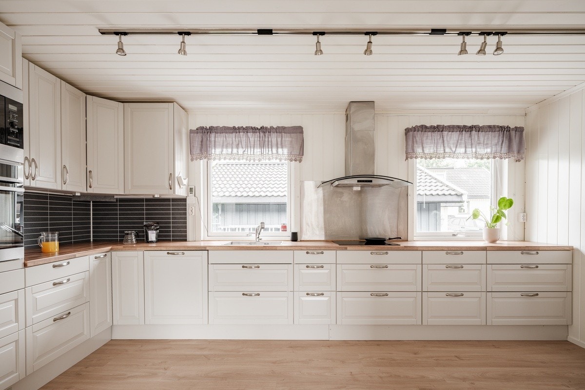 Kjøkken - nytt gulv, nye hvitevarer, nymalt tak osv. Galleribilde