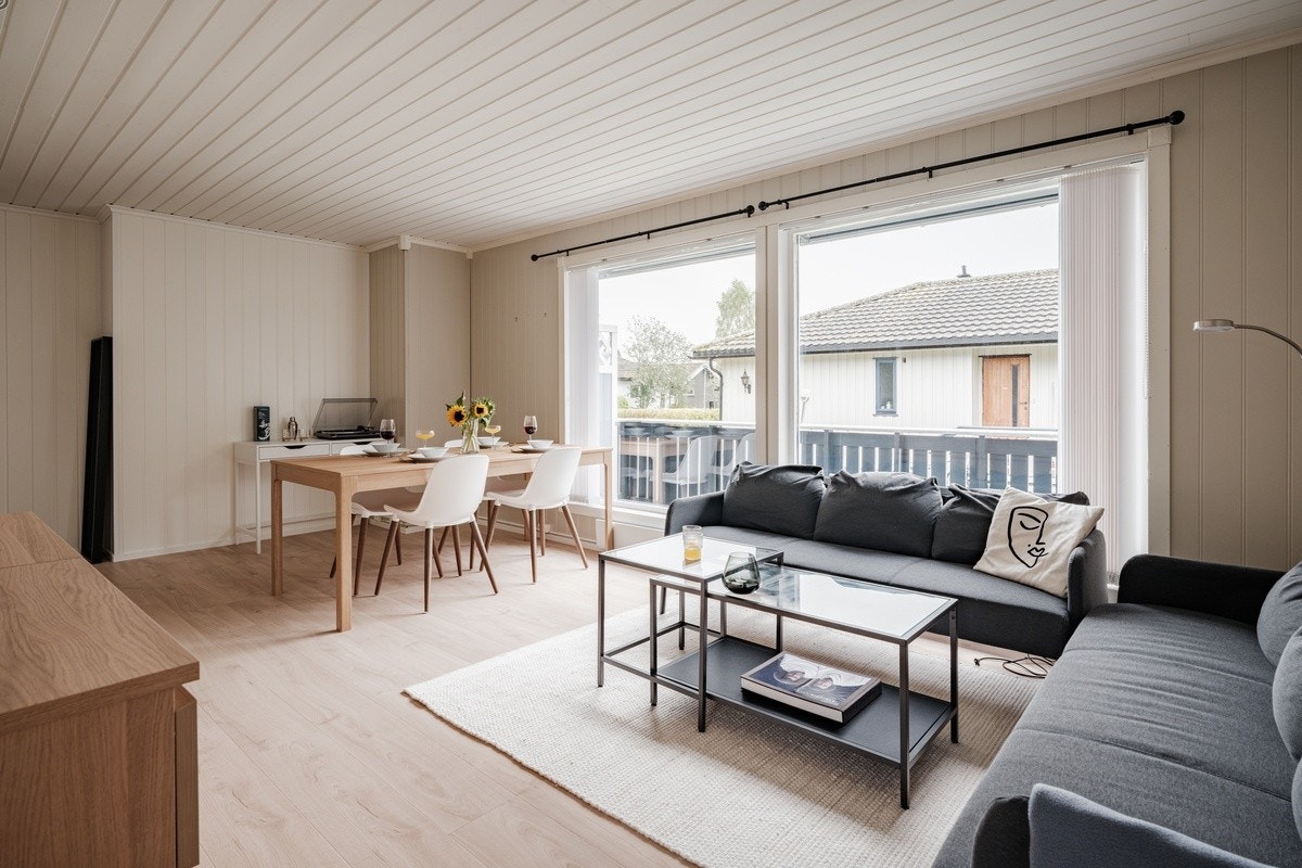 Flere bilder av stua - annen og bedre sofa der nå Galleribilde