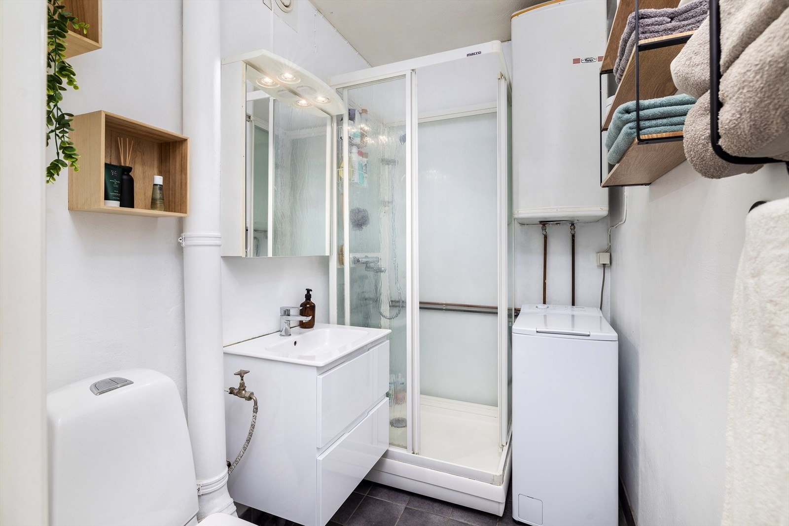 Lyst bad/wc med opplegg og plass til vaskemaskin Galleribilde