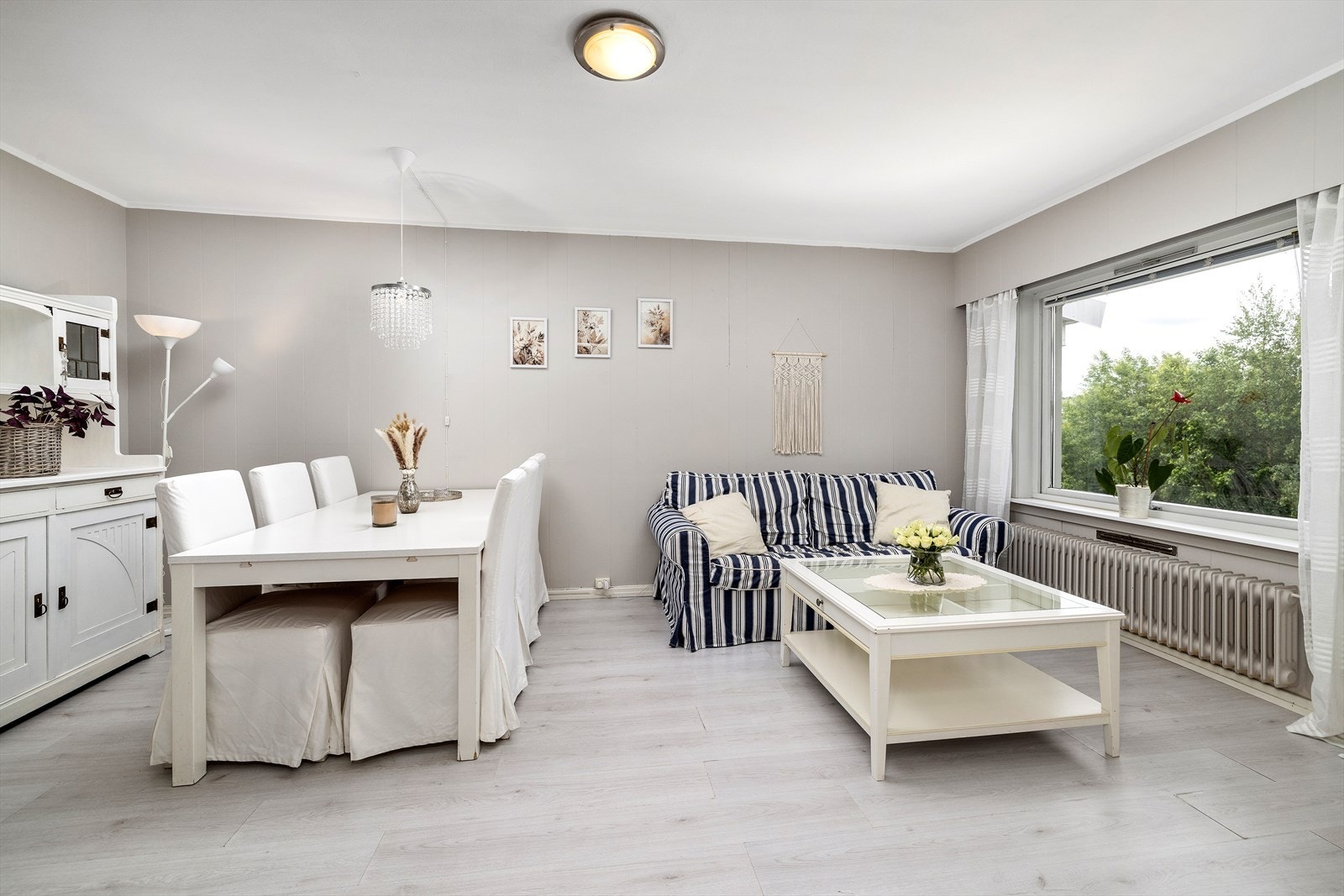 Lys toppleilighet med sentralfyr Galleribilde