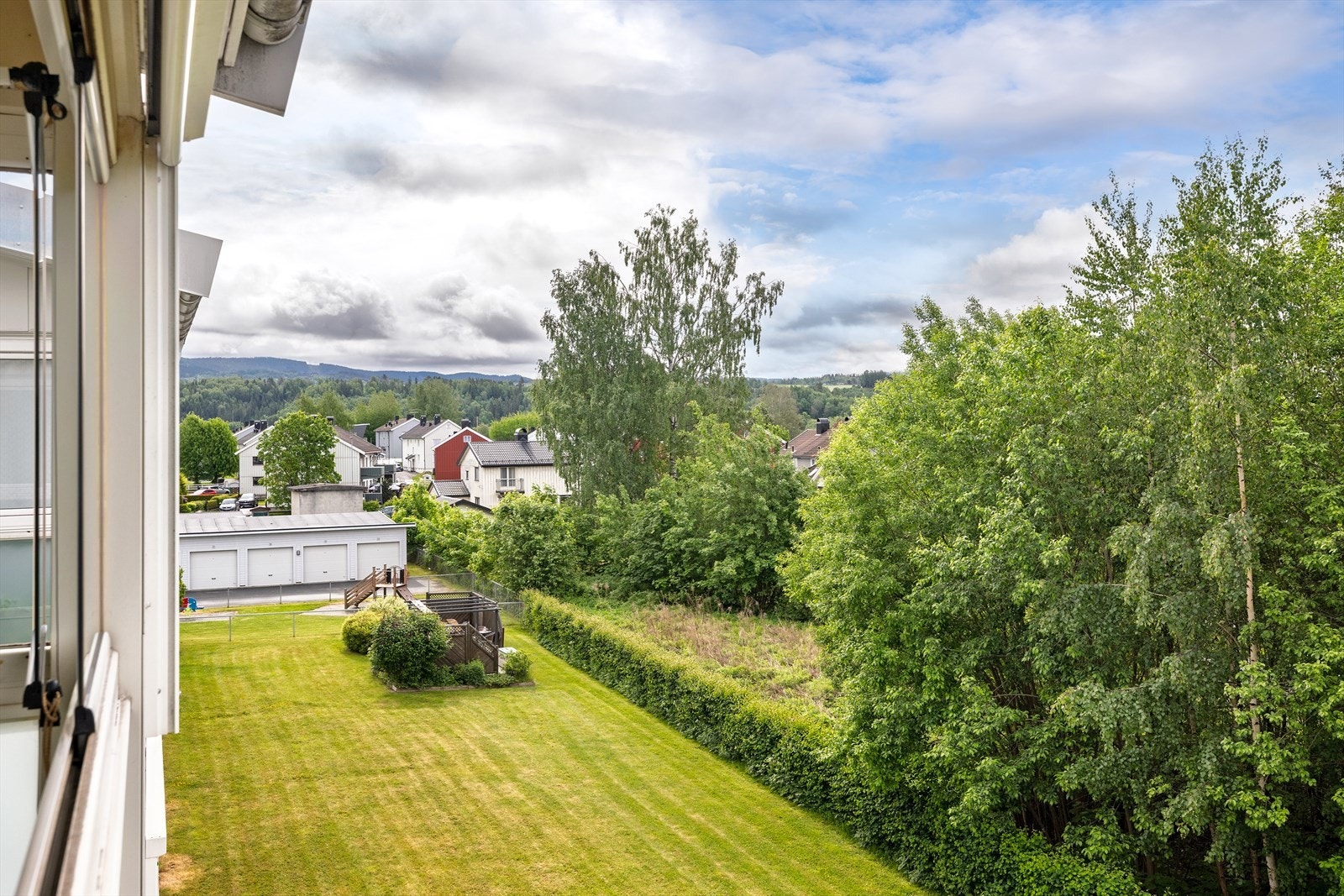 Det er store grøntarealer rundt blokken Galleribilde