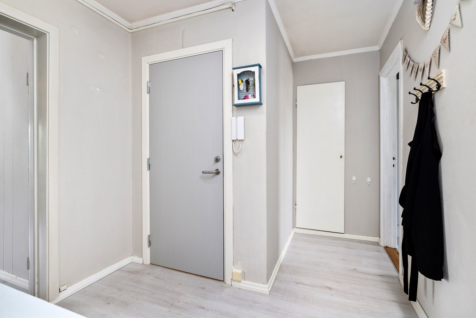 Entré med dørcallinganlegg og garderobeskap Galleribilde