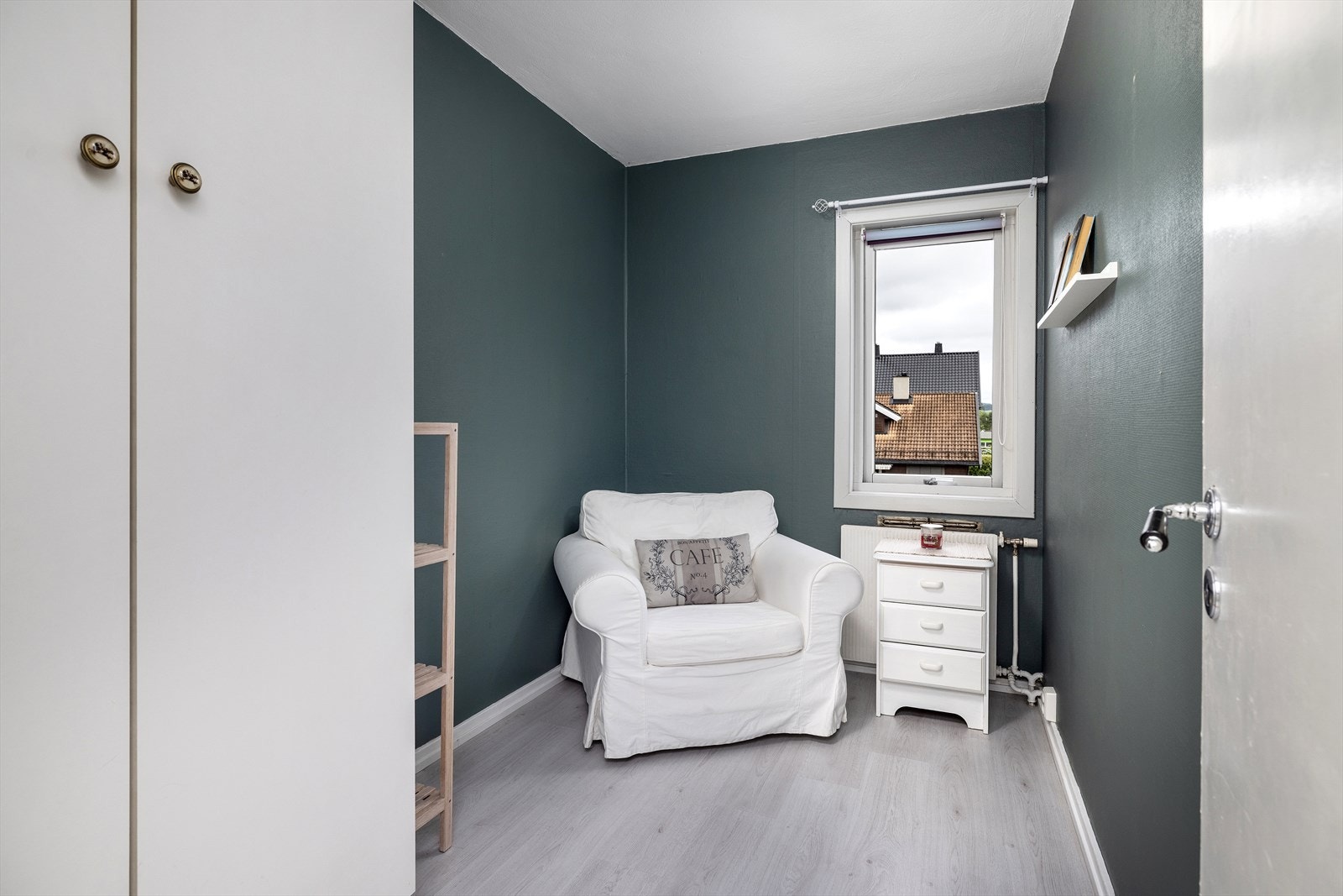 Garderobeskap på begge Galleribilde