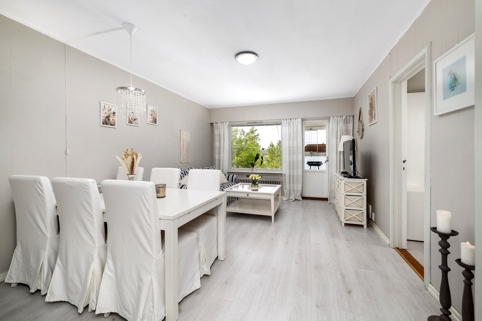 Stuen har plass for både spisebord og salong Galleribilde