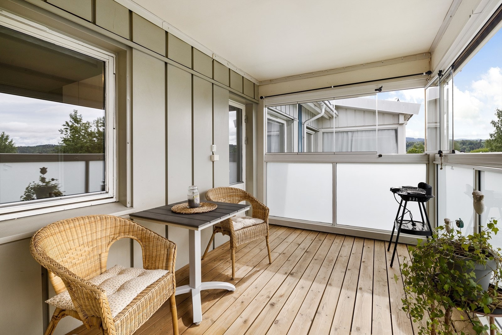 Skyvbare glassfelt, strøm og tregulv Galleribilde