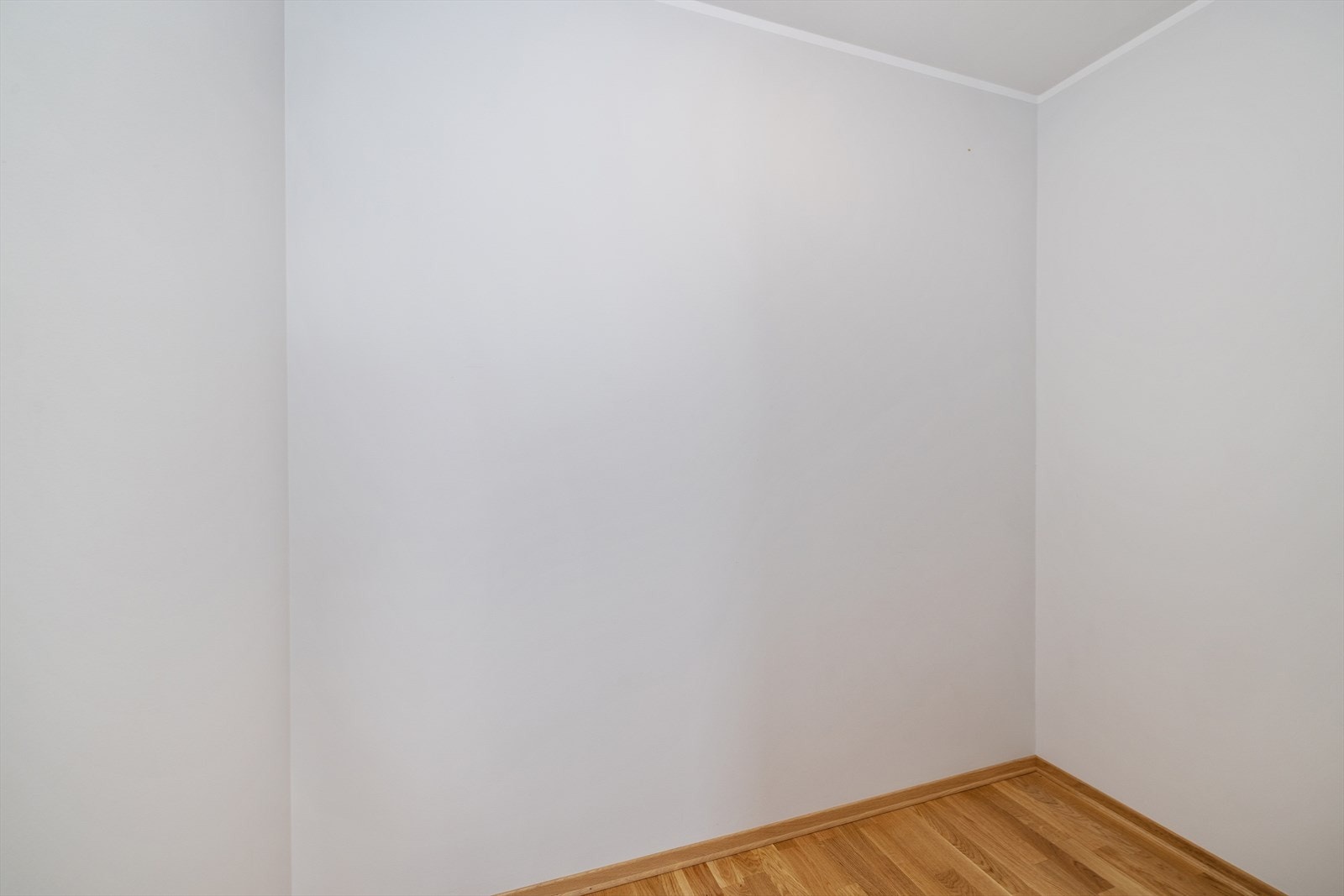 I tilknytning til soverommet er det garderoberom. Galleribilde