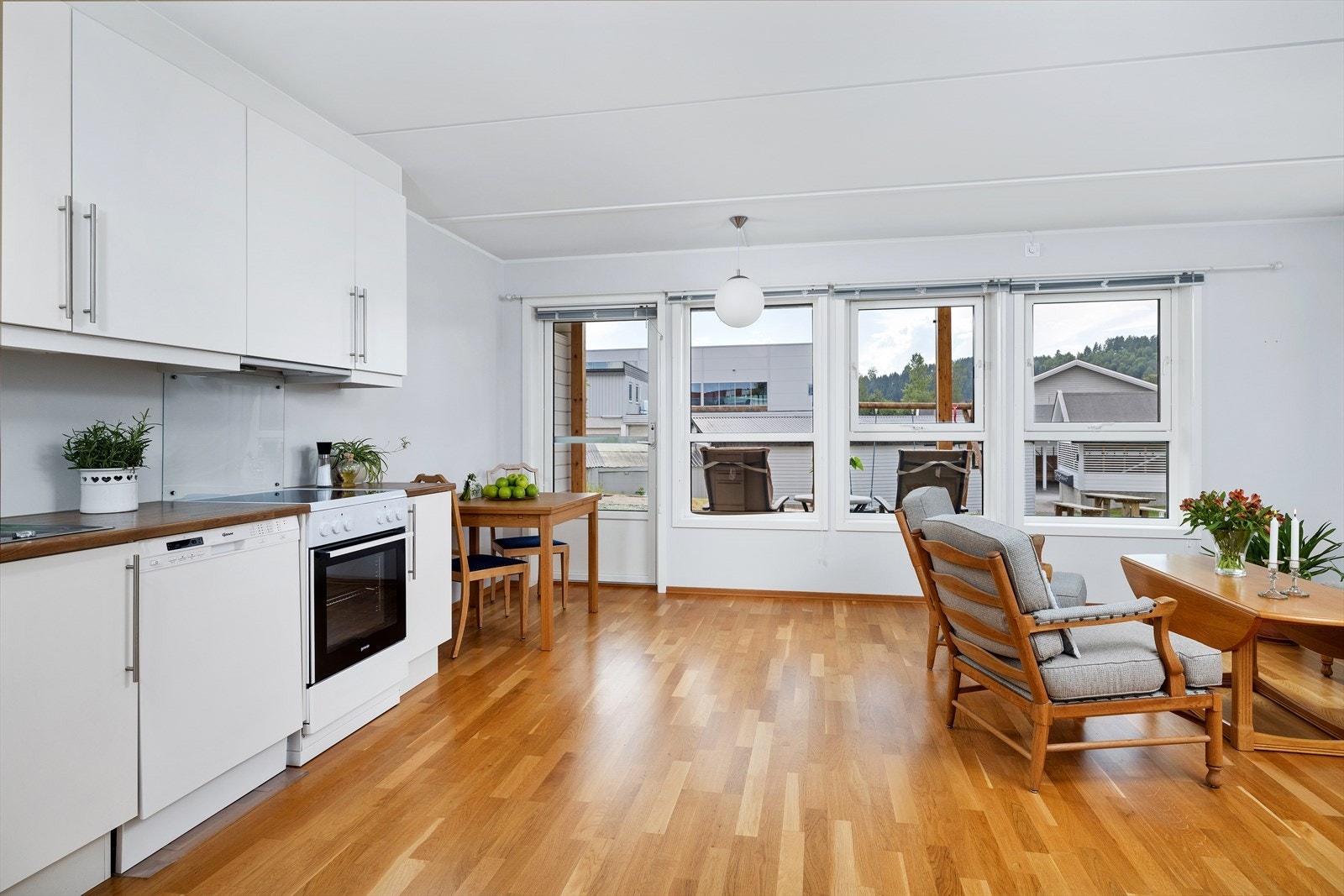 Fra stue er det utgang til terrasseplatting. Galleribilde